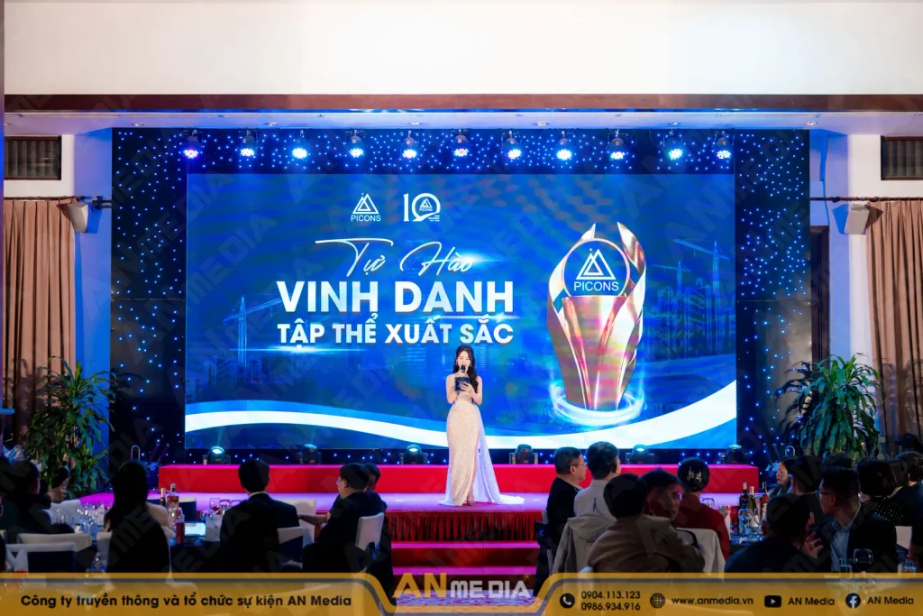 MC dẫn dắt tiết mục tri ân nhân viên