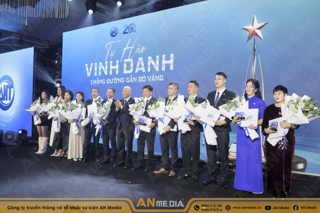 Trao giải cho cá nhân, team, phòng ban