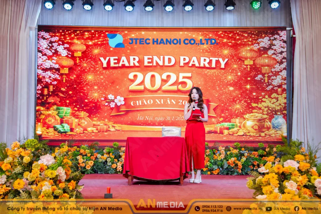 MC có thể kiểm soát thời gian các trò chơi trên sân khấu
