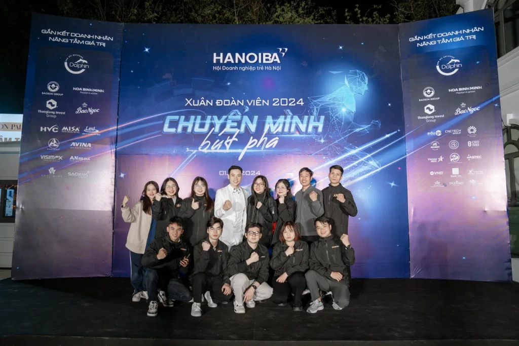 Kết hợp quay mới và tư liệu có sẵn