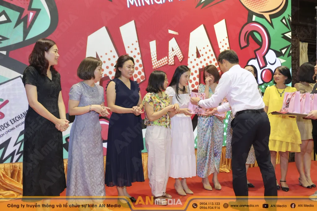 Nhân viên nam tặng quà cho phái nữ