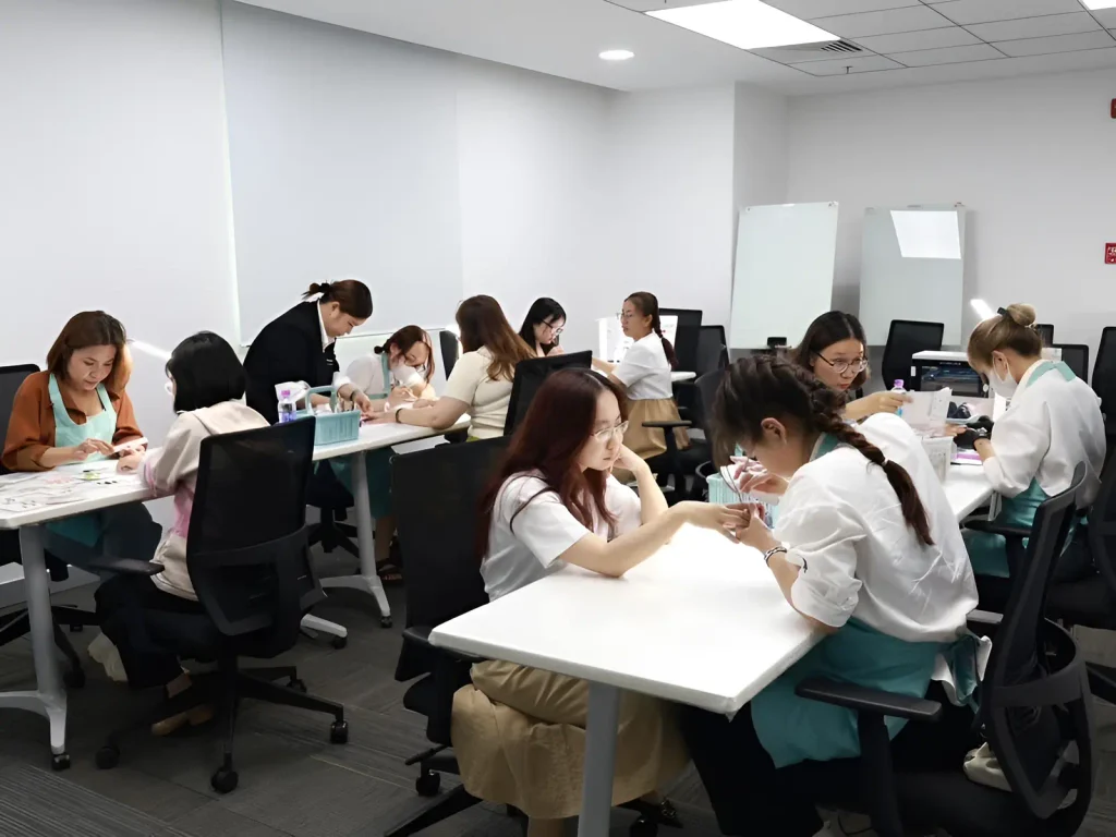 Làm nail ngay tại văn phòng